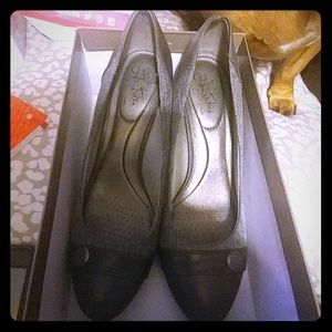 Life Stride Gray Heels